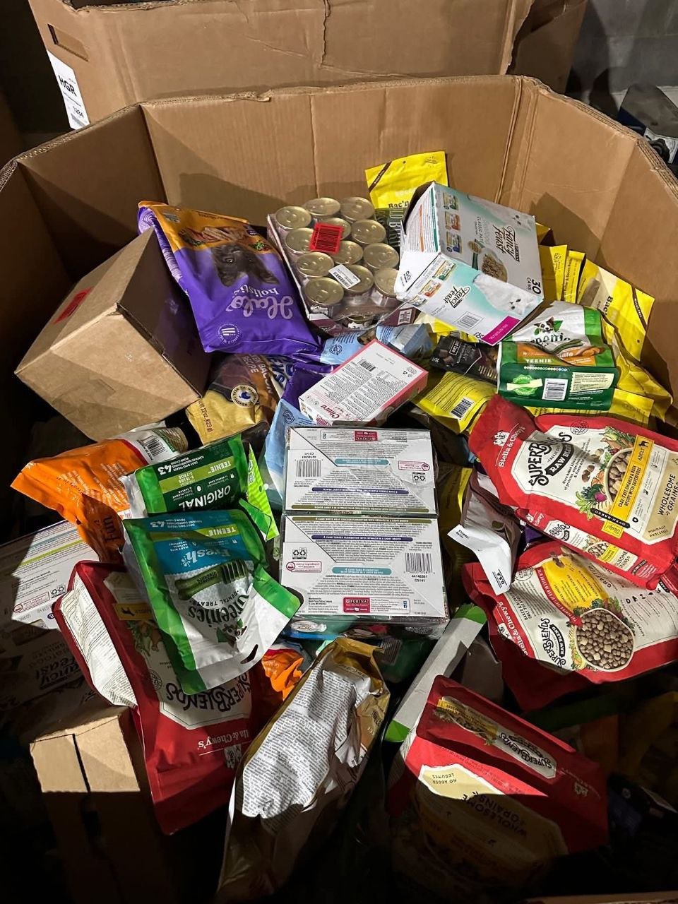 Wholesale Cat Food Pallet - 45 Bags of Overstock for Resale