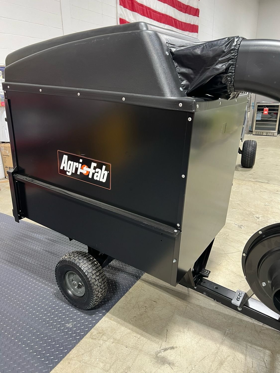 Agri-Fab Mow-N-Vac 32 Cu Ft Lawn Vacuum (Model 45-0577)